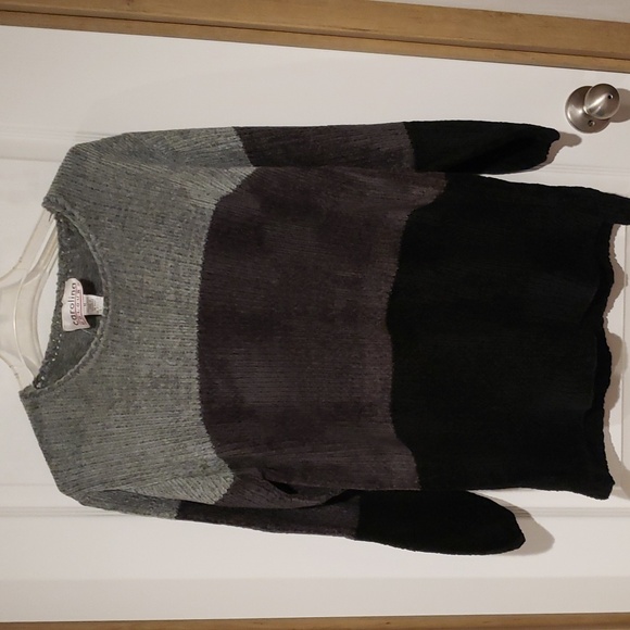 2 Women's medium Carolina Colours sweaters - Picture 4 of 6